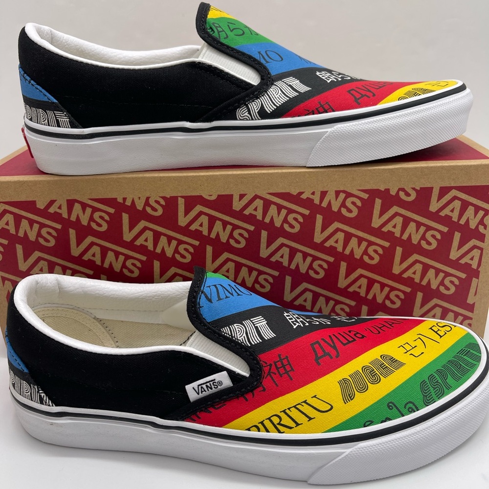 Vans WMNS Classic Slip-On (Vans
Spirit)Multi/True White Sneakers
VN0A4U38WK2